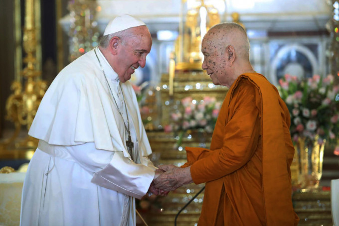 方济各（左）会见泰国佛教僧王松德吉长老（右）。AP