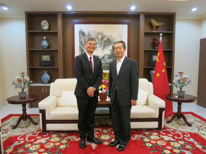 羅致光(左)拜會中國駐柬埔寨大使熊波。