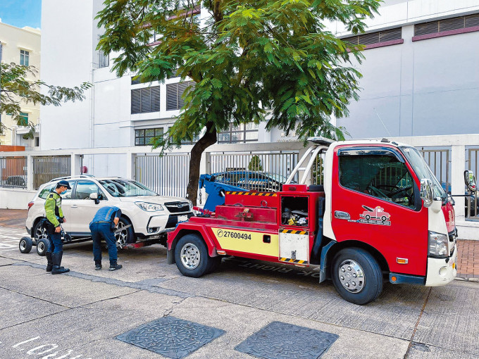 ■开学期间，警方在西九龙校区拖走违泊车辆。