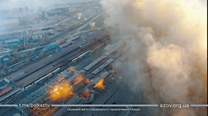乌克兰马里乌波尔一个工业设施，在炮击中爆炸。