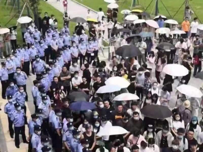 南京師範大學學生反對中北學院與江蘇經貿職業技術學院合併，發起示威。