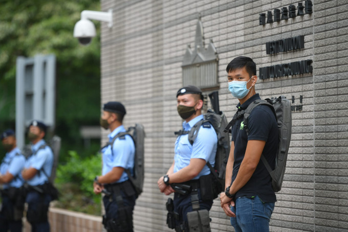 警反恐特勤队在西九龙法院巡逻。