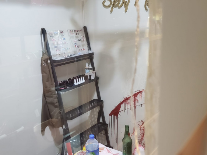 尖沙嘴美甲店遭歹徒淋泼红油爆玻璃