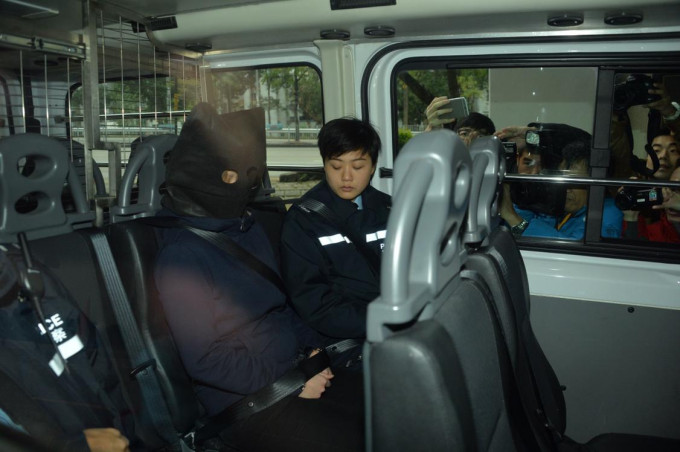 27岁继母黄晓彤被锁上手铐。