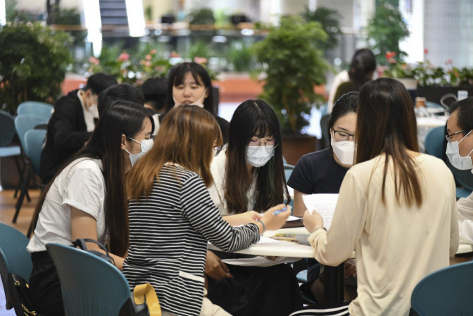 多所大学下学年起恢复面授课堂。资料图片