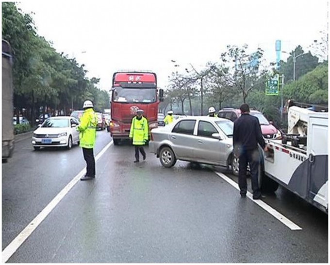 事故造成該路段大塞車。