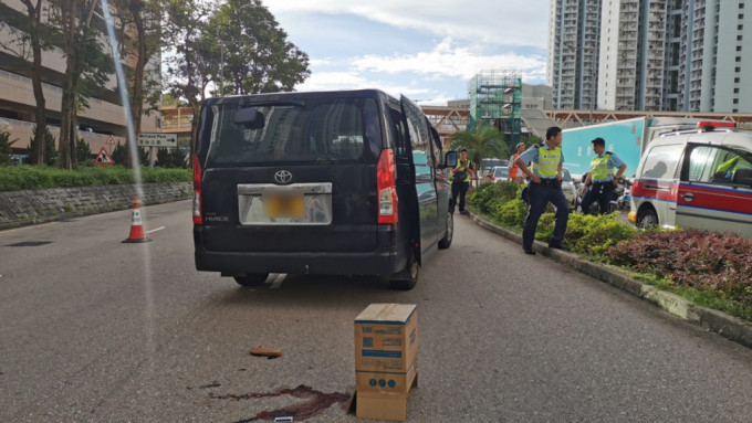 奪命車禍｜天水圍8旬婆婆遭輕型貨車輾過不治 馬路遺假牙血路