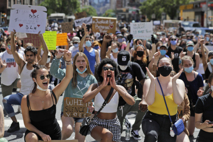 全美各地持续不断的抗议示威活动加剧了新冠肺炎疫情传播。AP图