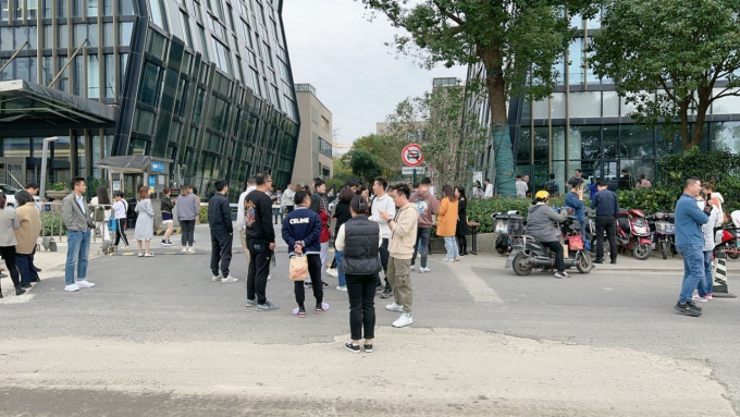 上海有民眾在地震後跑落樓。網上圖片