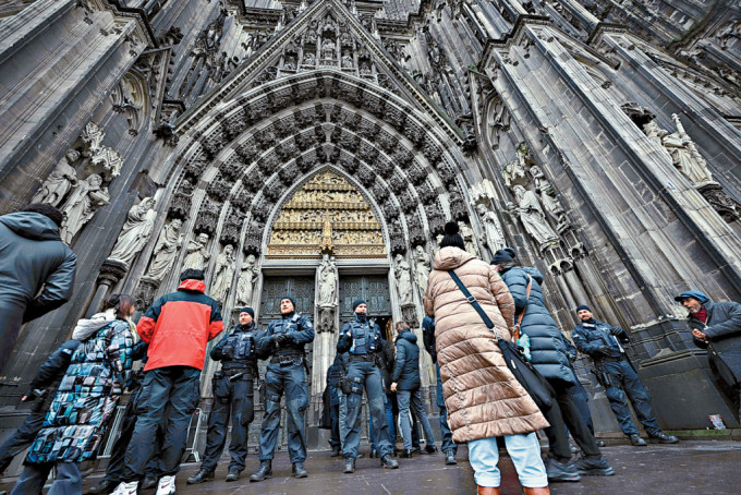 德國警察在平安夜加強科隆大教堂的警戒，禁止遊客進入。　