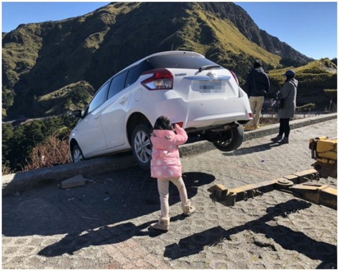 最後由警員上山協助，由拖車將車吊下。