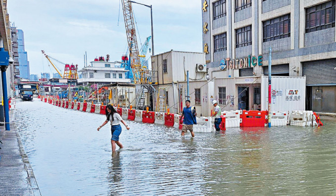澳门多处低洼地区水浸，市民要涉水而行。