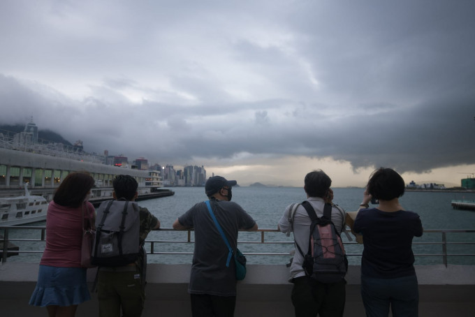 天文台預料本港地區今日短暫時間有陽光，稍後有驟雨及幾陣狂風雷暴。