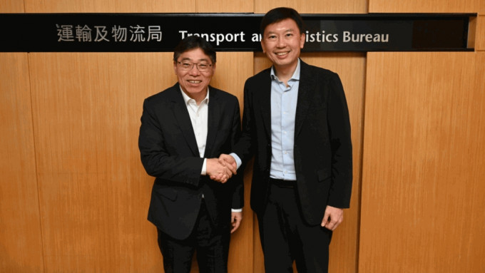 运输及物流局局长林世雄（左）今日（18日）与到访香港的新加坡交通部长徐芳达（右）会面。运流局fb