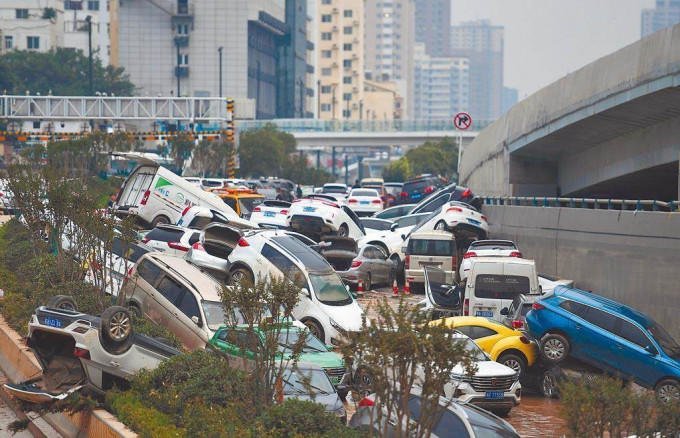 鄭州有40萬輛汽車被淹，幾乎報廢。新華社資料圖片