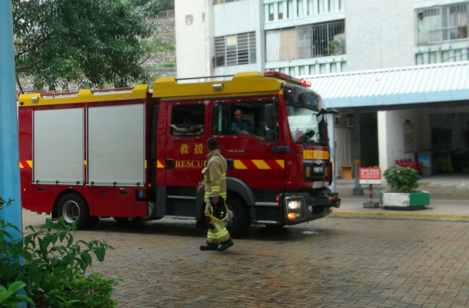 消防到場開喉將火救熄，事件中無人受傷。