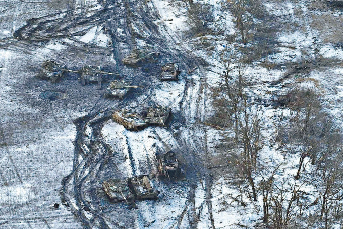 俄军坦克企图进攻乌东布格列达尔，遇反击损毁。