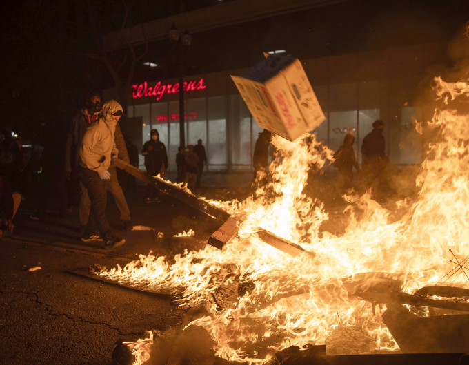 加州奧克蘭有示威者焚燒雜物。 AP
