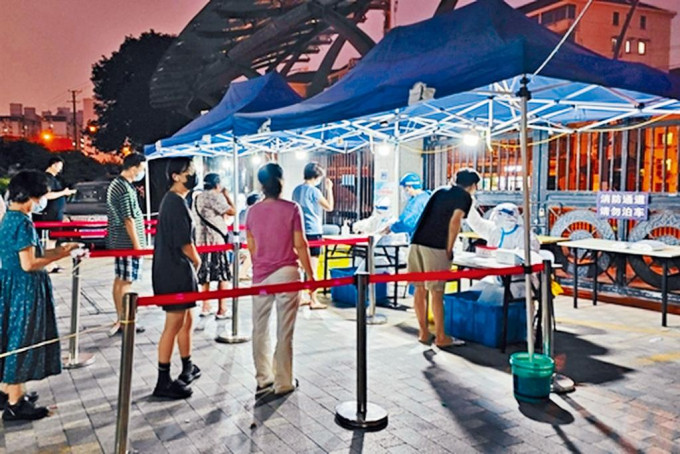 上海楊浦區一小區居民進行核酸篩查。