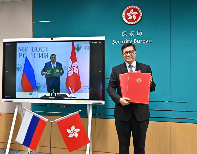 鄧炳強與俄羅斯司法部長透過視像會議方式簽署雙邊協定。政府新聞處圖片