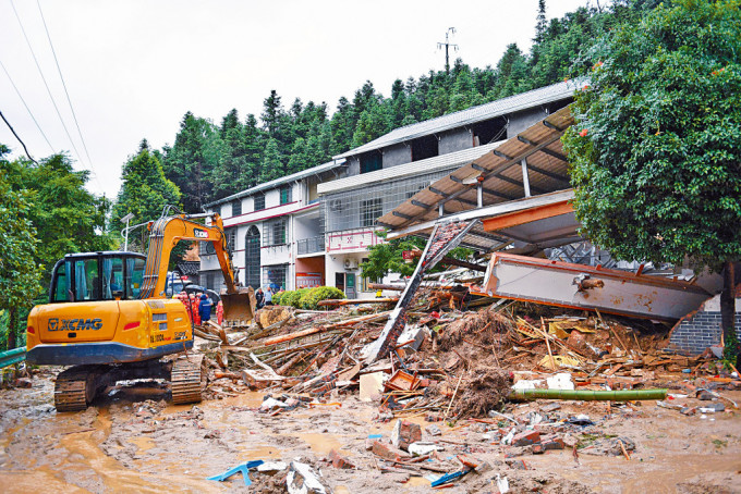 因山洪引发山体滑坡，湖南衡阳一民宿被冲毁。