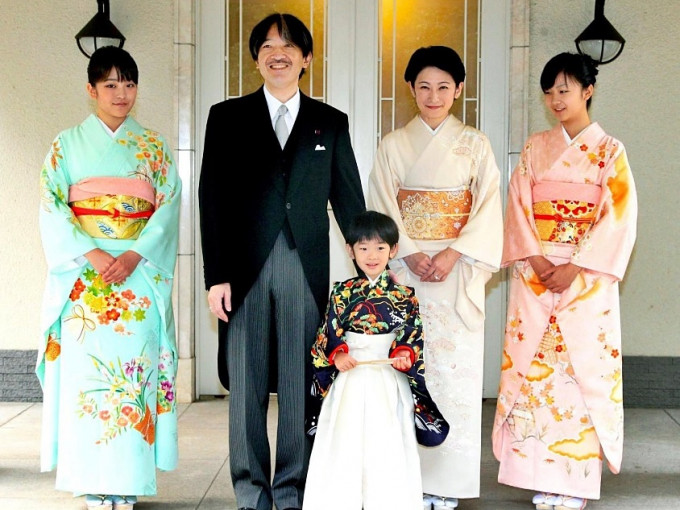 日皇德仁的弟弟、秋筱宫文仁亲王（左二）将为皇位第一顺位继承人。 AP