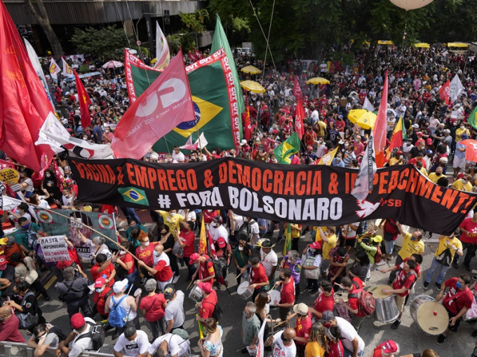 聖保羅有成千上萬市民示威要求博爾索納羅下台。AP