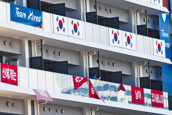 ■南韩代表团在选手村阳台外悬挂改编「抗日英雄」李舜臣名言的横额，昨天移除。