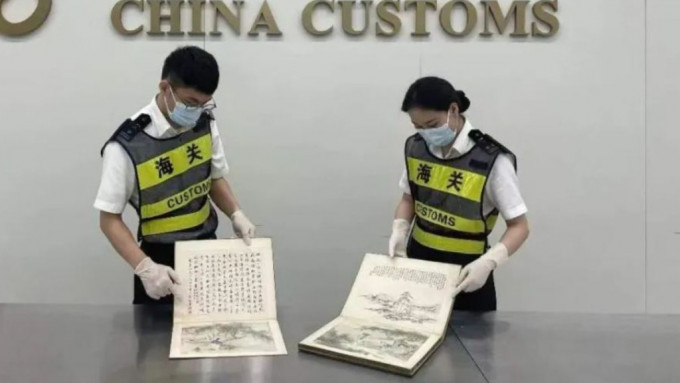 內地海關人員從一名男子的行李搜出兩件禁止出境文物。