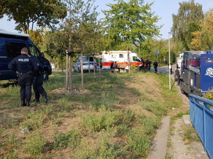 德国警方在萨勒河搜索遇害中国留学生的尸体。（网图）