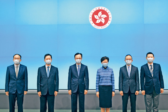 林鄭月娥帶領五位局長會見傳媒。