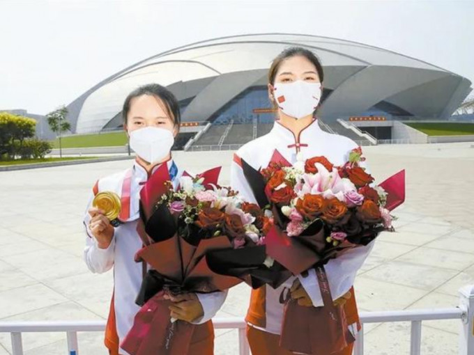 朱雪莹（左）以及另一出战东奥的天津射箭运动员龙晓清（右）。网图