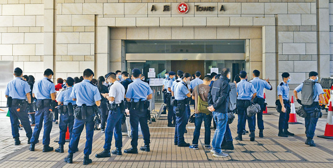 ■西九龍裁判法院早前收到恐嚇信，大批警員包括反恐特勤隊到場戒備。