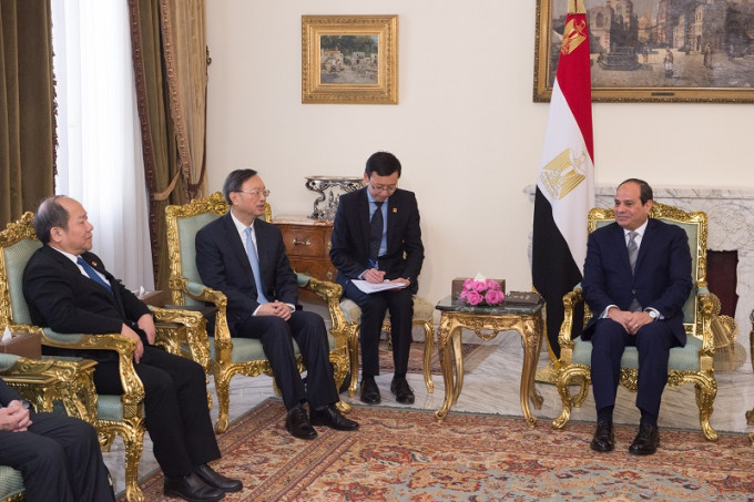 杨洁篪（左二）会见埃及总统塞西（右一）。新华社