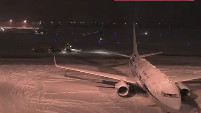 北海道受暴風雪吹襲，新千歲機場鋪滿積雪。網上影片截圖