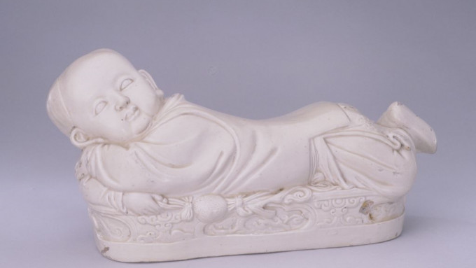 一級文物「白釉孩兒枕」。北京故宮博物院圖片