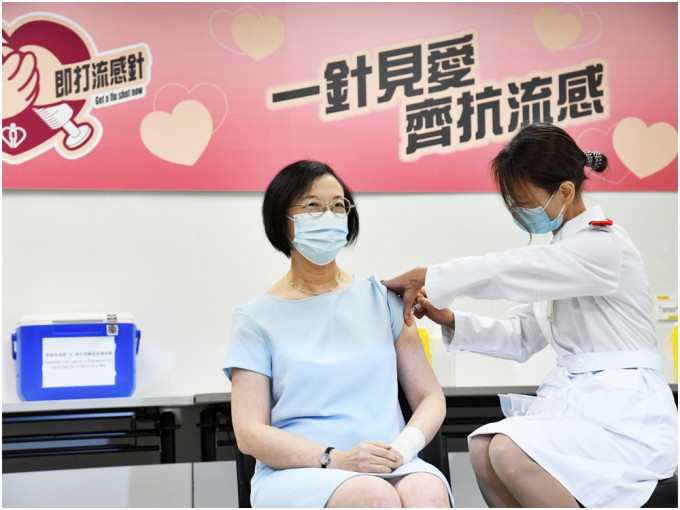 陈肇始（左）今早率领官员接种季节性流感疫苗。