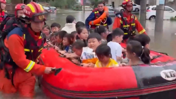 7月5日，河南安陽一幼兒園73名學生和20名老師因暴雨積水被困。(央視截圖)