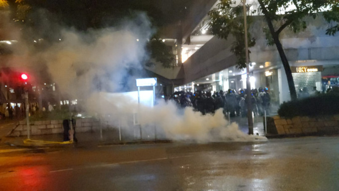 警方发射催泪弹驱散人群。