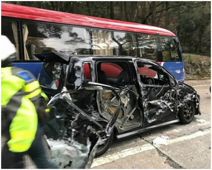 私家車右邊嚴重撞毀。圖:網民翟麗娟