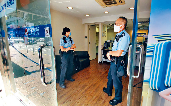 上水邦民日本財務公司遭人持水槍索款二億元，警方到場調查。