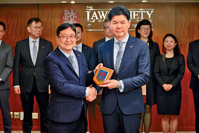 汤文龙（右）当选新一任律师会会长，与前会长陈泽铭(左)进行交接。