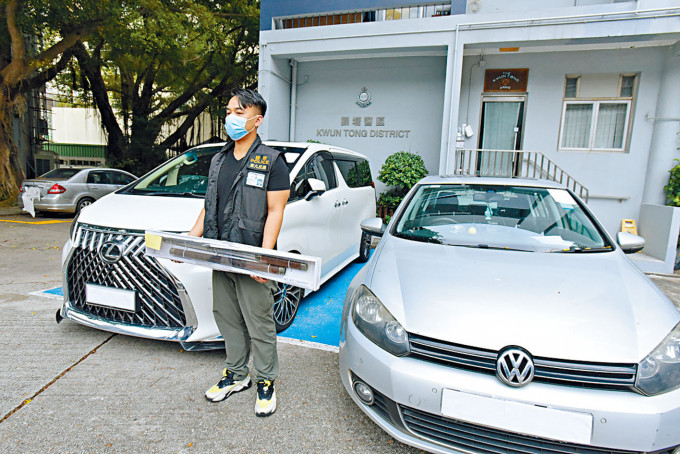 ■警方展示搜获的东洋刀及两部接应犯案私家车。