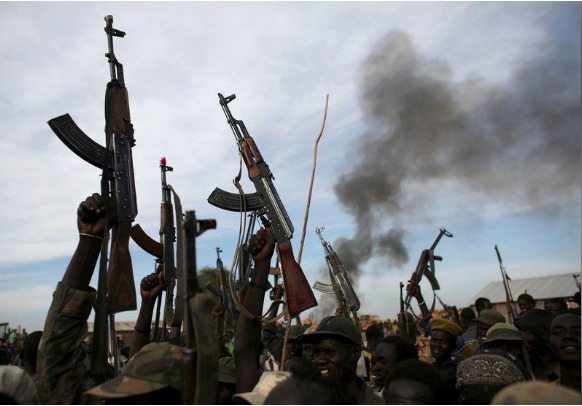 南苏丹上尼罗州一批叛军战士举起步枪。 路透社