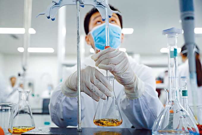 北京药厂自主研发新冠疫苗。