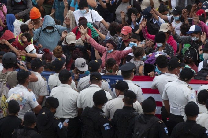 數千名主要來自洪都拉斯的非法移民欲前往美國。AP圖