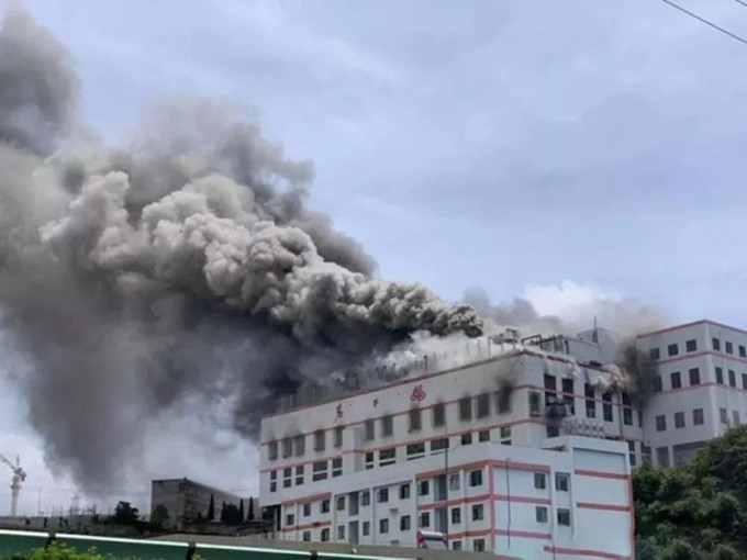 贵州贵阳的「老乾妈辣椒厂」仓库昨日发生大火，幸好并无造成人员伤亡。　网图