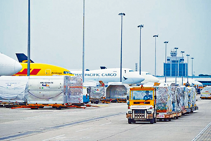 機管局表示截至本月5日，約450名航空業輸入勞工已抵港。