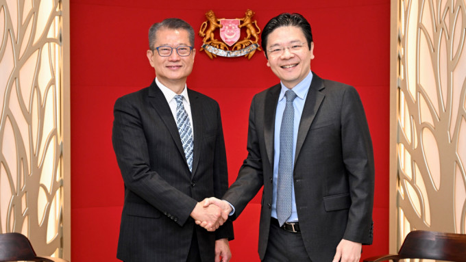 财政司司长陈茂波三月二十九日展开新加坡访问行程。图示陈茂波（左）与新加坡副总理兼财政部长黄循财（右）会面。（政府新闻处）