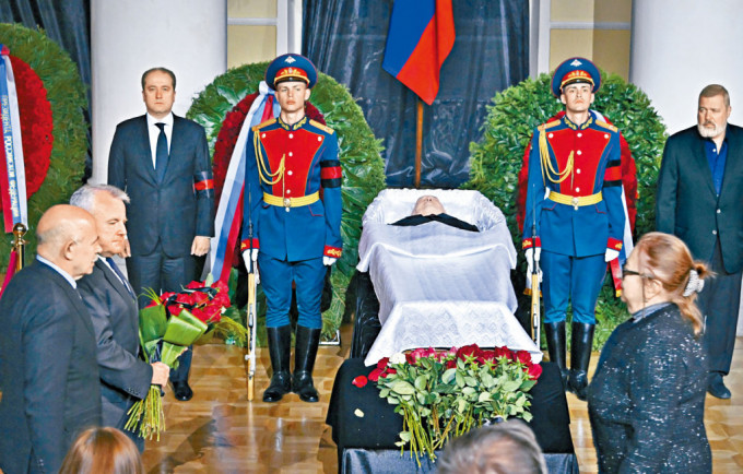 美国驻俄大使沙利文(左二）出席戈尔巴乔夫的告别式。　